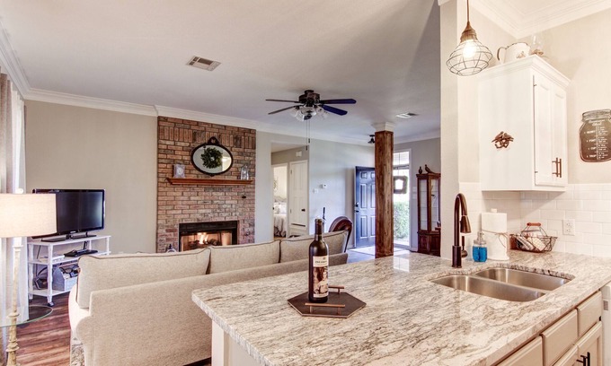 Woodway House | JoyHouse-Waco convenient to Baylor, Silos and great restaurants!