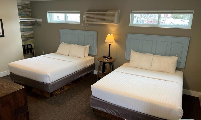 Fish Creek Hotel | Julie's Park Cafe & Motel