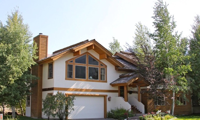 Ketchum House | JUNE DEAL! Ideally located minutes from Ketchum, and Bald Mountain.