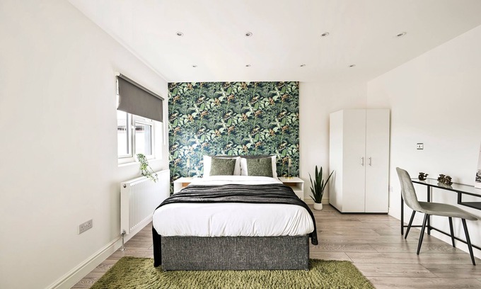 Ealing Apartment | Jungle Oasis in London- Sleeps 4
