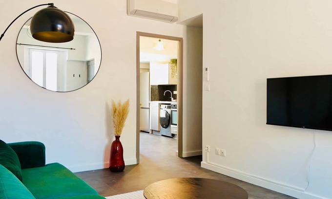 Brignoles Apartment | Juni - Air-conditioned & Balcony