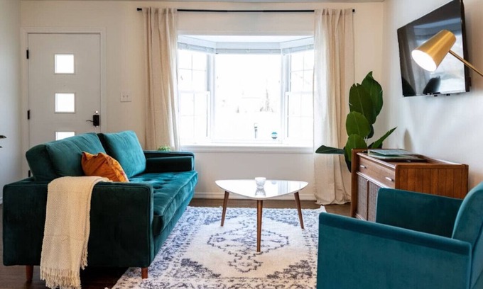 Westfield Apartment | Juniper * Midcentury Modern 4BED Retreat Westfield