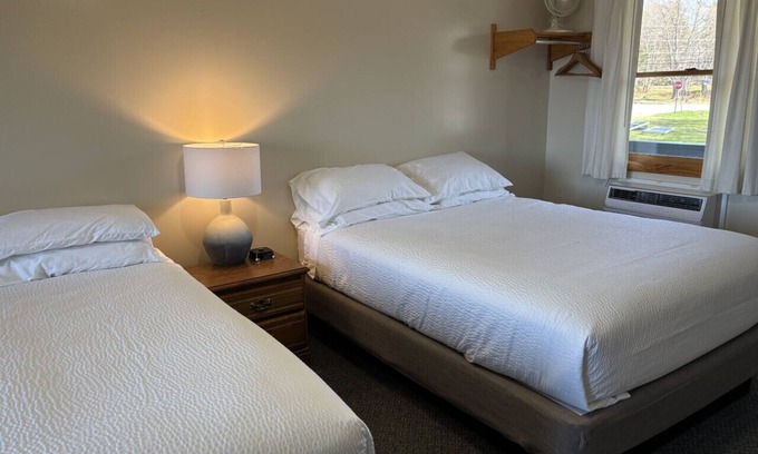 Greenville Junction House | Juniper Motel-Waterfront-Double Queen-Jacuzzi tub