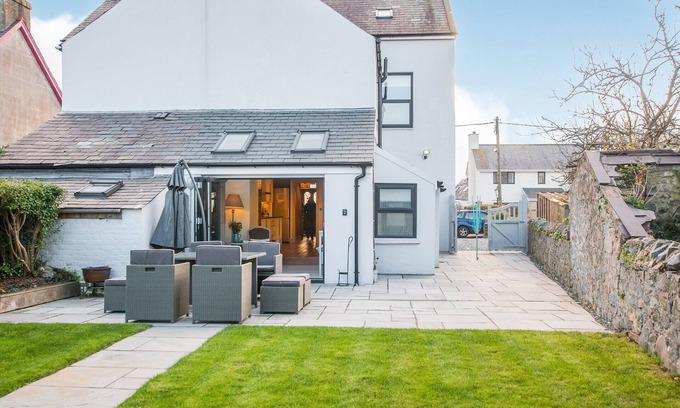 Edern Cottage | Just a short walk from the sandy beach at Morfa Nefyn, sleeping 8 with Wi-Fi.