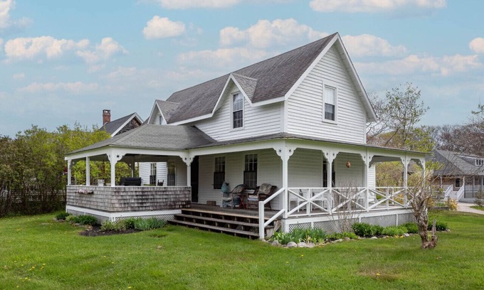 Ocean Point Cottage | Just one block from the Ocean!