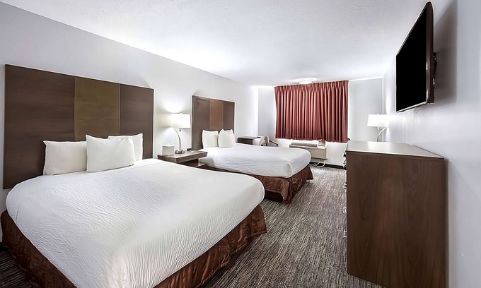 Grants Pass Hotel | Just What You Were Looking For! 2 Spacious Units. Close to GP Shopping Center!