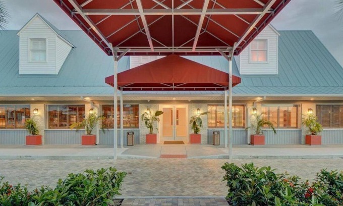 June Park House | Just What Your Looking For! 2 Comfortable Units, Free Breakfast & Parking, Pool