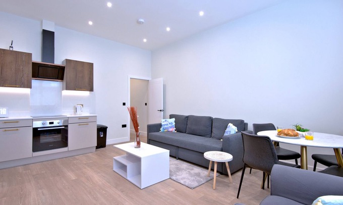 Westcliff-on-Sea Apartment | K Suites - Beautiful Central 2 bed Flat - Sleeps 6