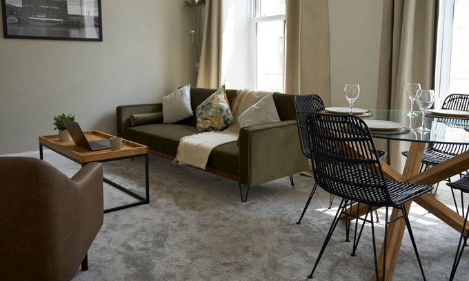Gloucester Apartment | K Suites - Modern 2 bed Flat in Central Location