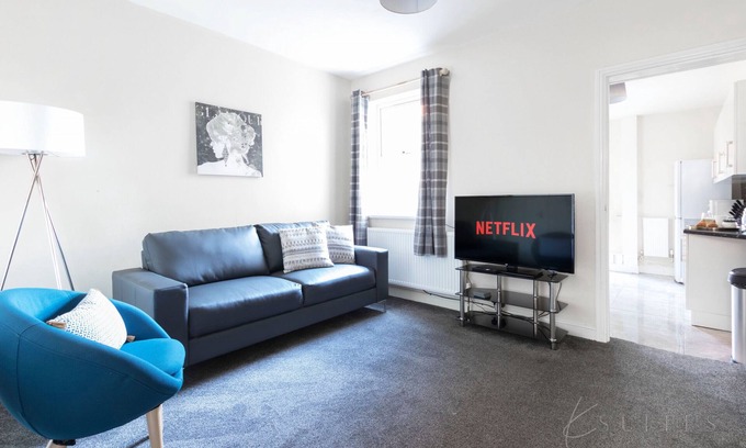 Reading City Centre House | K Suites - Modern 4 bed House - Sleeps 8