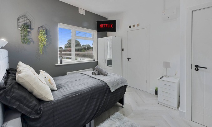 Hanger Hill Apartment | K Suites - Stunning Central 1 bed w/free parking