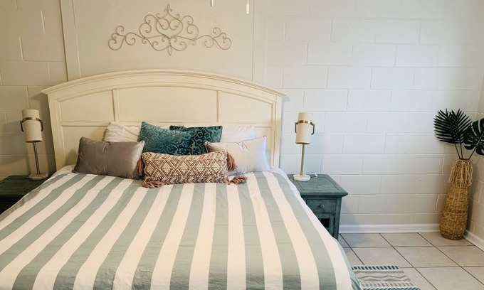 Coconut Grove Cottage | Kaimana Cottage - Walking Distance to beach!