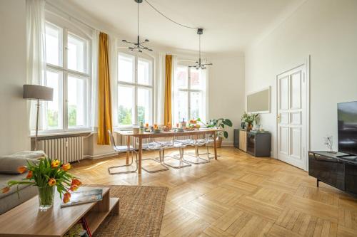 Charlottenburg Apartment | KAISER 02 by ROCKCHAIR Apartments l SUPERHOST Status l 3 Bedrooms Boxspringbeds 2 Bathrooms l Cozy Family & Business Flair 155 sqm 3 Balcony 2nd Floor Elevator up to 10 guests welcomes you!