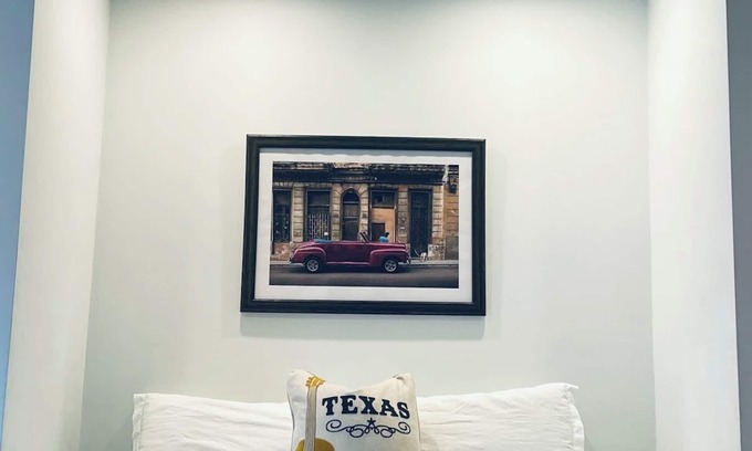 Hyde Park Apartment | Kaleidoscope Boho Décor" Studio 2 Artsy Walkable Montrose.