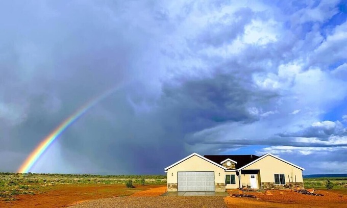 Kanab House | Kanab 4BR Retreat | Stunning Red Rock Views, Stargazing, Family & Pet Friendly