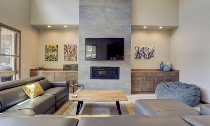 Bend House | Kangaroo Loop - Closest to Bachelor! 5BR/3.5BA, Jacuzzi