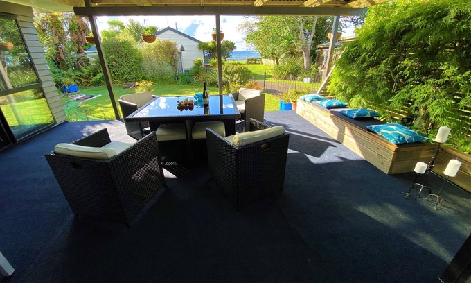 Holdens Bay Cottage | Kapowai Cottage retreat