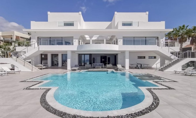 San Eugenio Villa | Karat Villa Presidencial