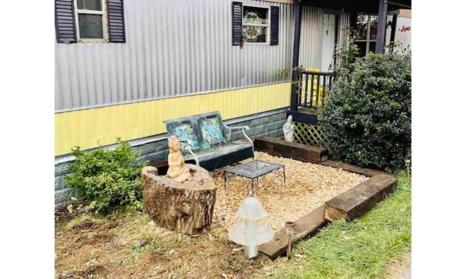 Floyd House | “Karma” - sunny and spacious retro downtown fun!