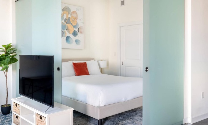Del Ray Apartment | Kasa | Homey Studio + Fire Pit | Alexandria