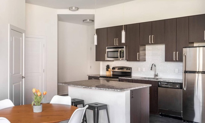 Del Ray Apartment | Kasa Modern 2 BD Free Parking Alexandria
