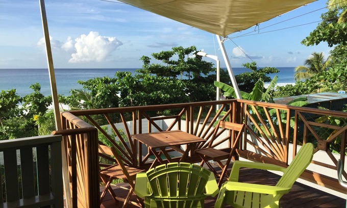 Rifflet Apartment | Katalo plage, duplex tortue Caret. les pieds dans l'eau. deshaies
