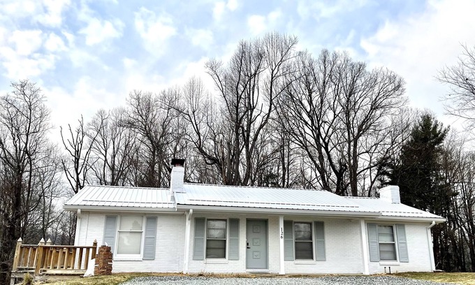 Boone House | Kathleen's Cottage: Mountaintop home w/2 Fireplaces, Rec Room, & Views!