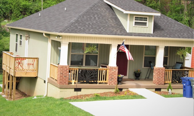 Chattanooga House | Kathy's Kottage. Bungalow on the side of Missionary Ridge, Furry Friends Welcome