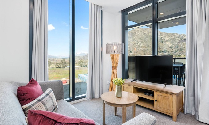Frankton Apartment | Kawarau View - Close to airport, shopping, cafes & bars.