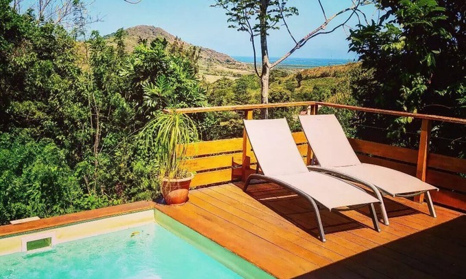 Le Marin Cottage | Kay pirina: romantic lodge with pool and sea view