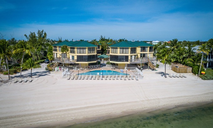 Marathon Cottage | KD Tropical paradise, Pool, Sandy Beach, WiFi, Tennis, Jacuzzi