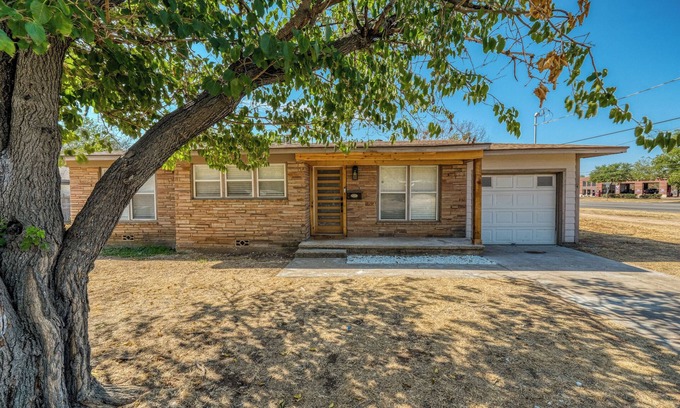 Granbury House | Keep it simple at this peaceful and centrally located house.