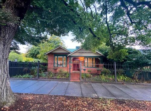 Albury House | Kelpie Cottage, Luxe 1930s Stay in the Heart