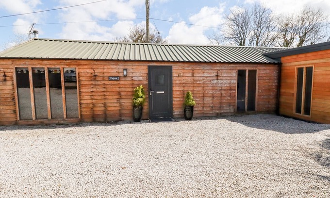 Redruth Cottage | KELYOW, pet friendly, character holiday cottage in St Day