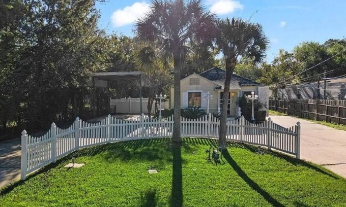 Bacliff House | Kemah Cottages on Walsh - Hospitality House