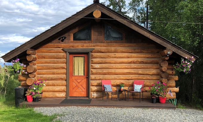 Sterling House | Kenai Wildlife Cabin - Cozy log home with mountain views. Pet friendly!