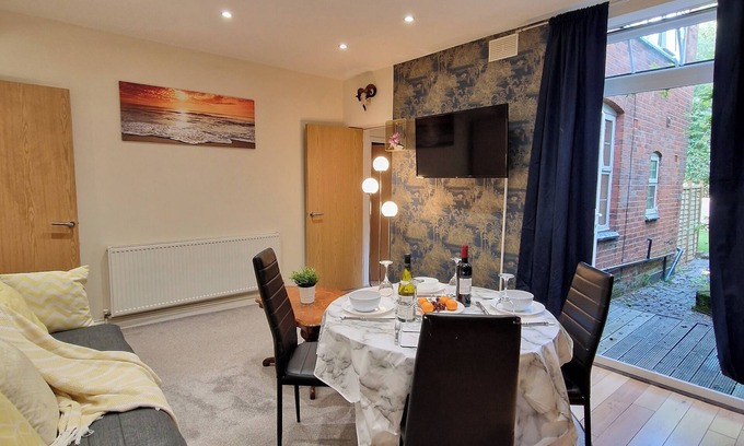 Coventry Apartment | Kenilworth Modern Apartment with 2 Bedrooms