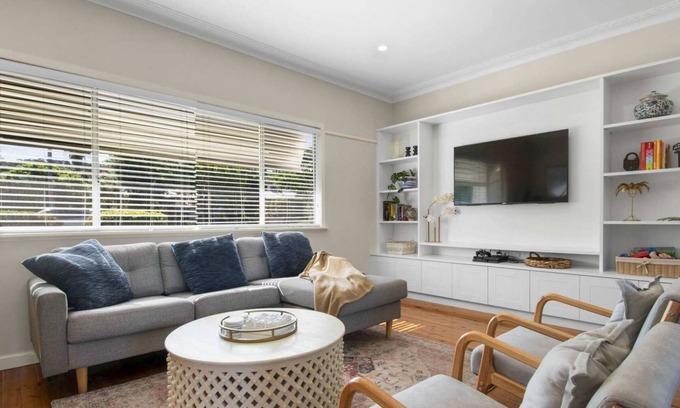 Kooringal House | Kennedy House - Cosy & Comfortable, Sleeps 7