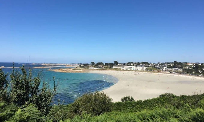 Trevou-Treguignec House | "Keramuze: comfortable sea-view gîte with terrace and small garden. Beach 200m away