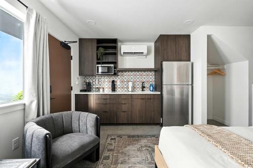 Kerns Apartment | Kerns Studio - Near Coffee Dining & Transit