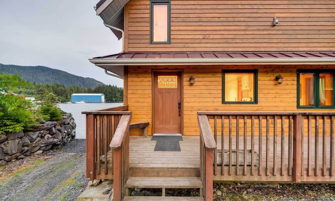 Ketchikan Apartment | Ketchikan Apt - Walk to Refuge Cove Beach!