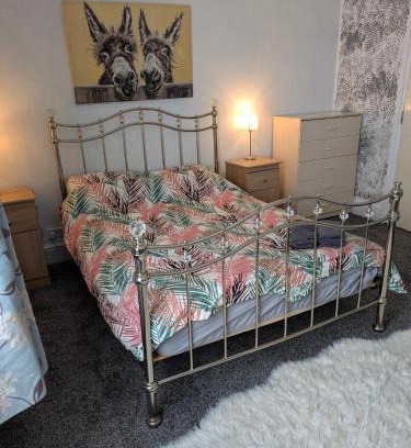 Kettering House | Kettering Town Vacations Free WiFi & Long stay with Shared Bathroom, lounge & kitchen Double & Single rooms available