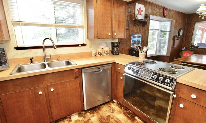 Cascade House | Key's Loaf N Shed - Peaceful private Cabin near Herrick Reservoir - WiFi - Firepit - Pet Friendly