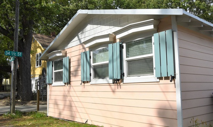 Northeast Virginia Beach Cottage | KEY WEST INSPIRED STUDIO W/VAULTED CIELINGS. SHORT WALK TO THE BEACH!