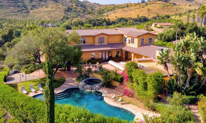 Valley Center House | Keys Creek & Casita - AvantStay | Sleeps 30 | Vineyard, Pool, Theater, Views