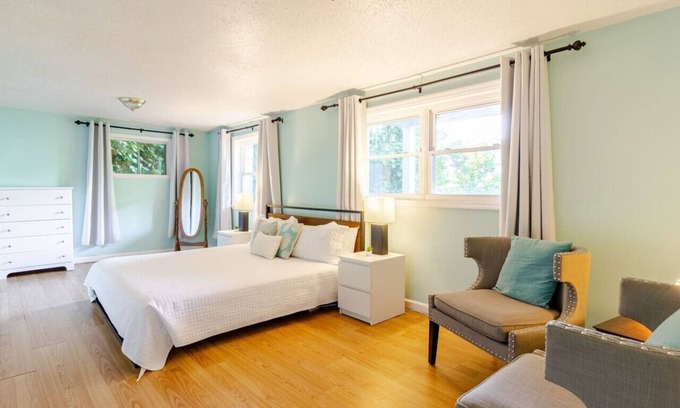 North Chattanooga Condo | Kid-friendly 3bd near downtown w. porch & kitchen