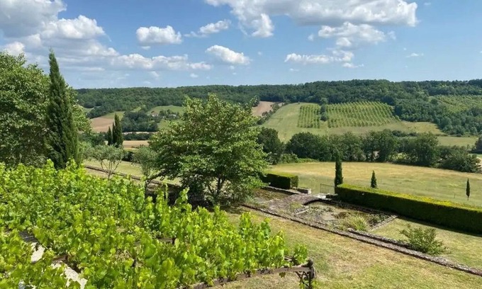 Montcuq Bed & Breakfast | Kilim" guest room in Montcuq, panoramic view, quiet, unspoilt setting