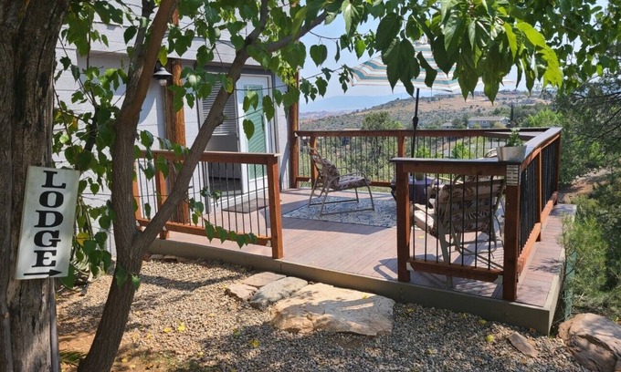 Prescott House | King bed 3 miles to downtown