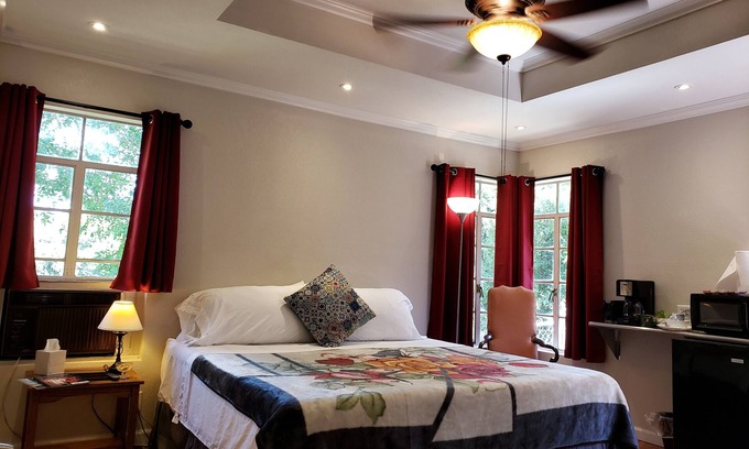Ingram Hills House | King bed! 9 guests 4 Bath Pet Friendly:-)