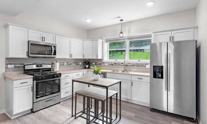 Cary House | KING bed | Crystal Lake | McHenry | Cary | COZY
